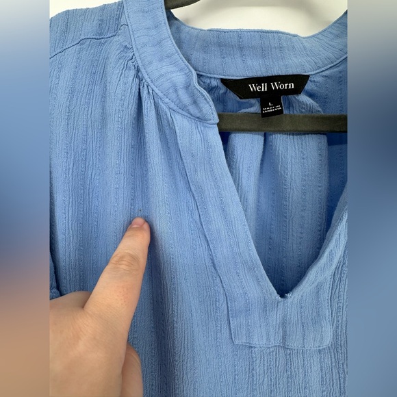 Well Worn Blue Textured Blouse Size L Ruffle Sleeve V-Neck Lightweight - Picture 9 of 9